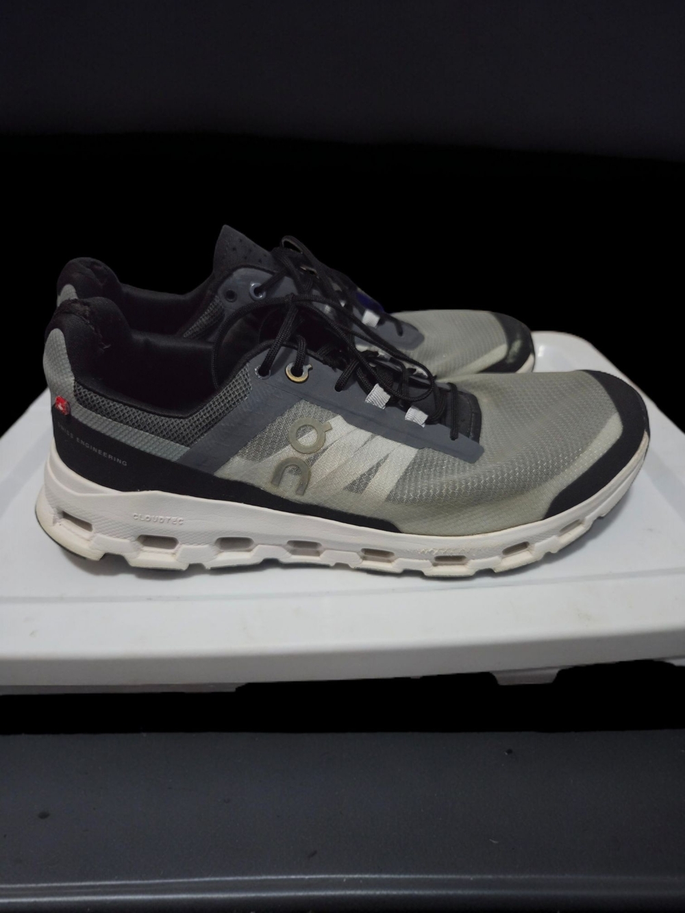 On Cloudvista Men 9 Glacier White Trail Running Shoes Athletic Sneaker